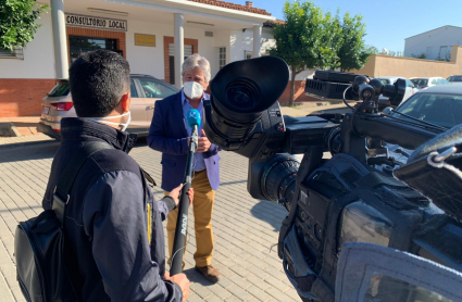 El alcalde de Bienvenida atiende a Canal Extremadura en las puertas del Consultorio Médico