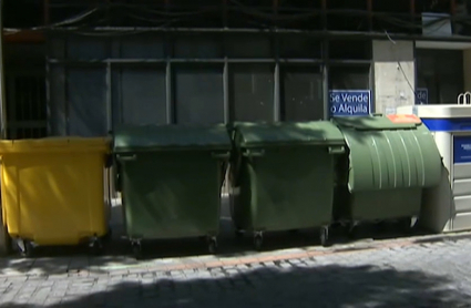 varios contenedores de una calle de Don Benito, en Badajoz 