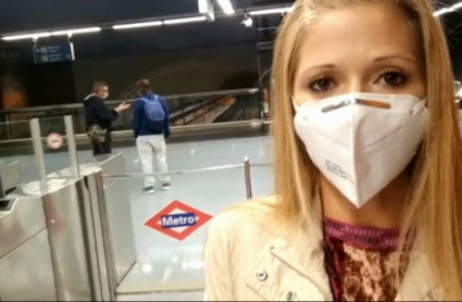 Joven extremeña usando el metro para ir a trabajar