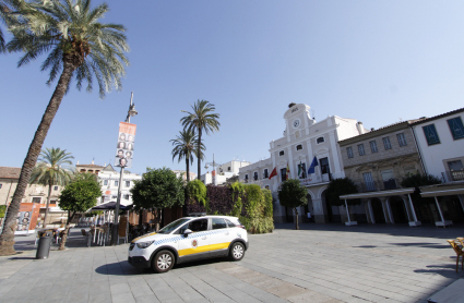Coche de la Policía Local de Mérida en la Plaza de España
