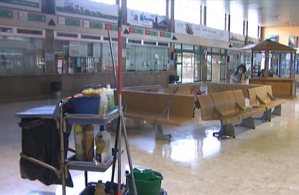 Equipo de limpieza en una estacion
