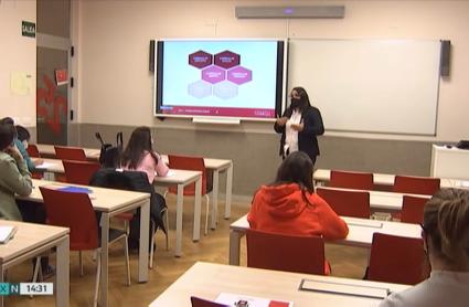 Macarena Donoso, profesora natural de Almendralejo, impartiendo clases a sus alumnos en la Universidad de Nebrija