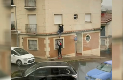 Imagen menores intentando acceder a la vivienda en Plasencia