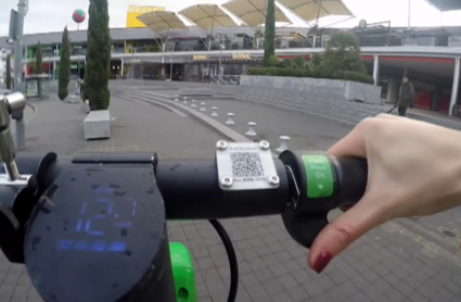 Conductora con un patinete eléctrico