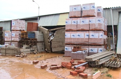 Nave destrozada con materiales de construcción