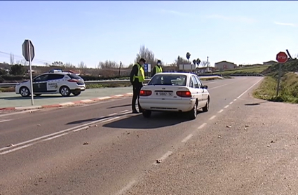 La Guardia Civil controla uno de los accesos a Calamonte (Badajoz)