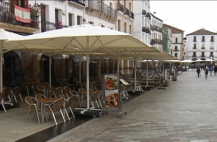Terrazas en la plaza mayor de Cáceres