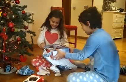 Imagen de niños abriendo sus regalos de Papá Noel