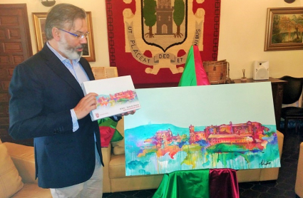 Fernando Pizarro muestra el galardón con el que se reconoce a los premiados en San Fulgencio.