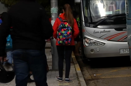 Alumnos subiendo a un autobús 