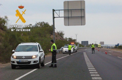 Agentes de la Guardia Civil de Tráfico en una autovía