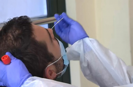 Personal sanitario realiza una prueba de detección de COVID-19.