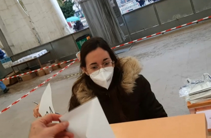 Extremeño depositando su voto en las elecciones catalanas