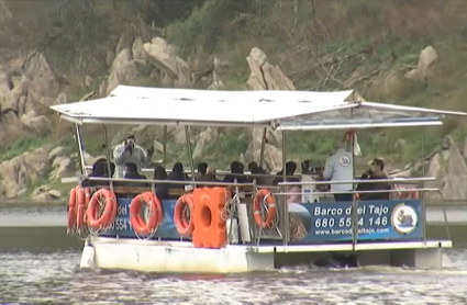 Barco turístico surcando el Tajo 