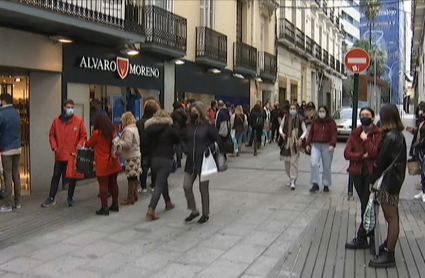 Colas en la Calle Menacho de Badajoz