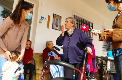 Adelaida, su nieta Arantxa y sus bisnietos Mario y Marta reunidos en la Residencia Virgen de Barbaño de Montijo