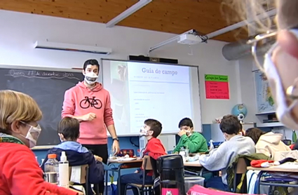 Maestro impartiendo clase en un centro de la región