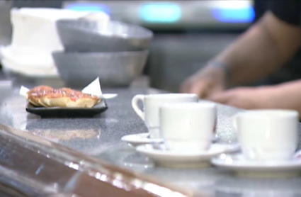 Café y cruasán en cafetería de Talavera la Real