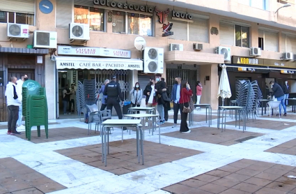La policía local de Badajoz vigila el cumplimiento del horario de cierre en los bares del centro 
