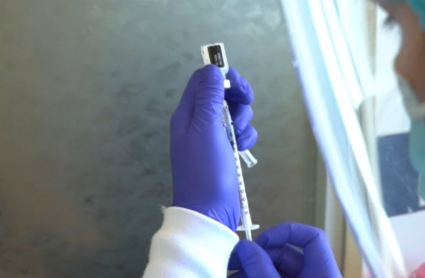Sanitario prepara dosis para inyectar.