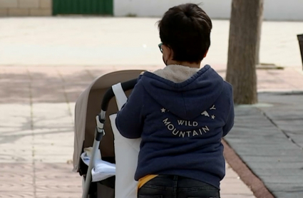 Un niño paseando a su hermano pequeño