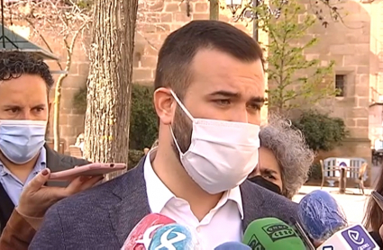 Luis Salaya atiende a los medios