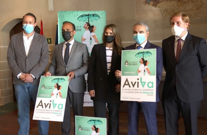 Concejales del Ayuntamiento de Badajoz, con el alcalde a la cabeza, durante la presentación de las ayudas del 'Plan AviBa'.