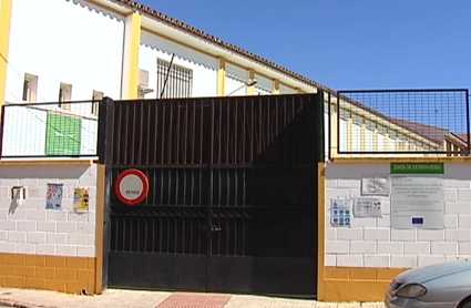 Fachada del colegio San Francisco de Almendralejo, en cuya biblioteca comenzará mañana un cribado masivo.