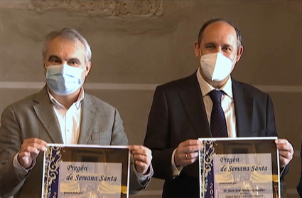 Francisco Javier Fragoso, alcalde de Badajoz, junto a Juan José Montes, pregonero de la Semana Santa 2021.