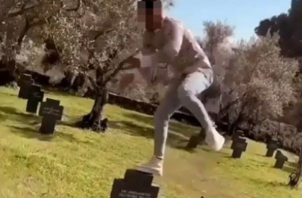 Detenido por saltar encima de las tumbas