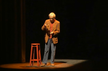 José Sacristán interpretando 'Señora de rojo' en el Teatro López de Ayala de Badajoz.