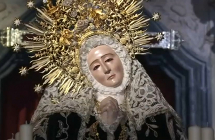 La Virgen de la Soledad, venerada por los fieles en su templo en este Jueves Santo
