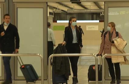 Viajeros en un aeropuerto