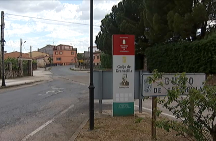 Acceso al pueblo de Guijo de Granadilla