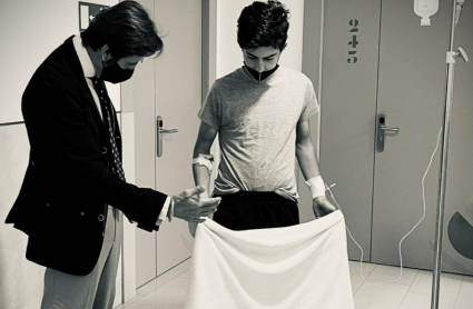Manuel Perera, en la habitación del hospital junto a su apoderado, Juan José Padilla
