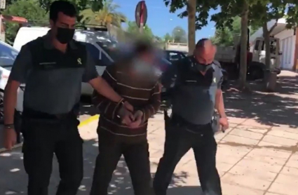 Los agentes se dirigen junto a Rafael a dependencias policiales