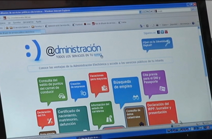 El certificado digital permite al ciudadano una relación segura a través de internet con organismos y terceras personas. Pantalla de ordenador con una relación de trámites electrónicos.