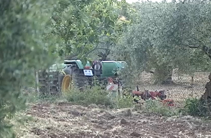 Tractor que conducía fallecido que resultó atrapado por la rueda