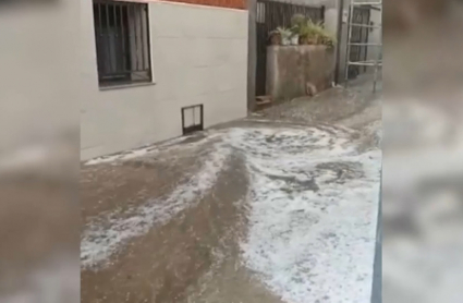 Calle de Guijo de Galisteo anegada por el agua