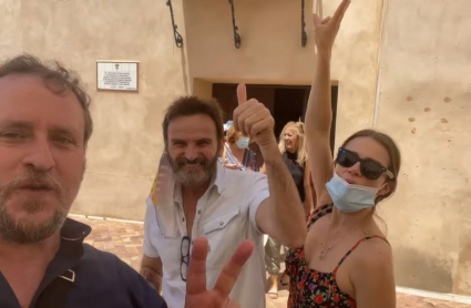 El actor Fernando Cayo junto a otros compañeros de rodaje, como Fernando Tejero y Carla Nieto