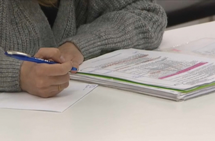 Opositor realizando un examen
