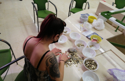 Una de las últimas extremeñas que cambiará sus pesetas en euros