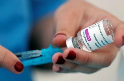 Preparando una dosis de la vacuna contra el COVID-19.