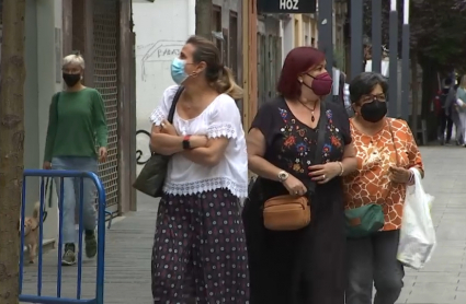Extremeños y extremeñas paseando por Badajoz.