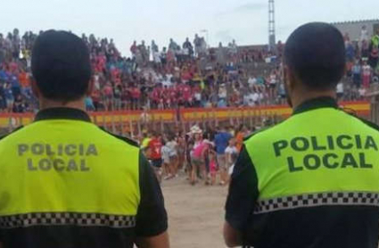 Agentes de la Policía Local de Malpartida de Cáceres y de Brozas vigilando en un evento multitudinario.