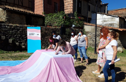 Llegada de la bandera trans a Hervás