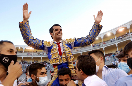 El diestro Emilio de Justo sale por la puerta grande a la finalización de la "Corrida de la cultura" celebrada en la madrileña plaza de toros de Las Ventas, en un mano a mano con Antonio Ferrera lidiando reses de Victoriano del Rio.
