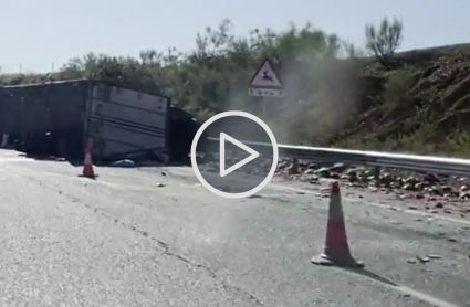 Estado en el que ha quedado el camión tras volcar con las sandías