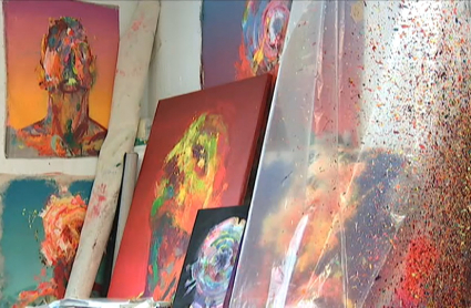Cuadros abstractos en una sala de la galería de la placentina Teresa Arroyo