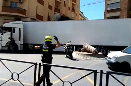 Imagen del tráiler cogiendo la rotonda de Marquesa de Pinares